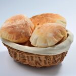 طريقة إعداد الخبز في المنزل بمكونات بسيطة